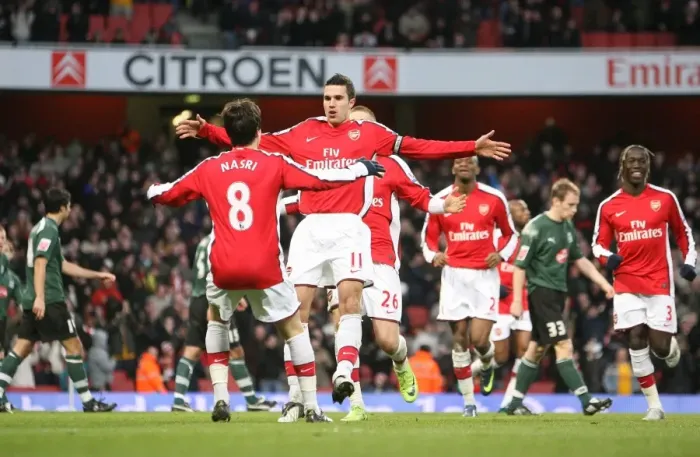 Framed Print : Robin van Persie's Thrilling Debut Goal: Arsenal's 3-1 FA Cup Victory over Plymouth Argyle (2009)