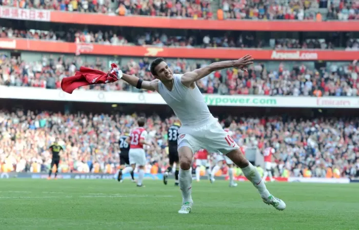 Framed Print : Robin van Persie's Thrilling Goal: Arsenal vs. Liverpool (April 17, 2011) - A 1-1 Barclays Premier League Stalemate