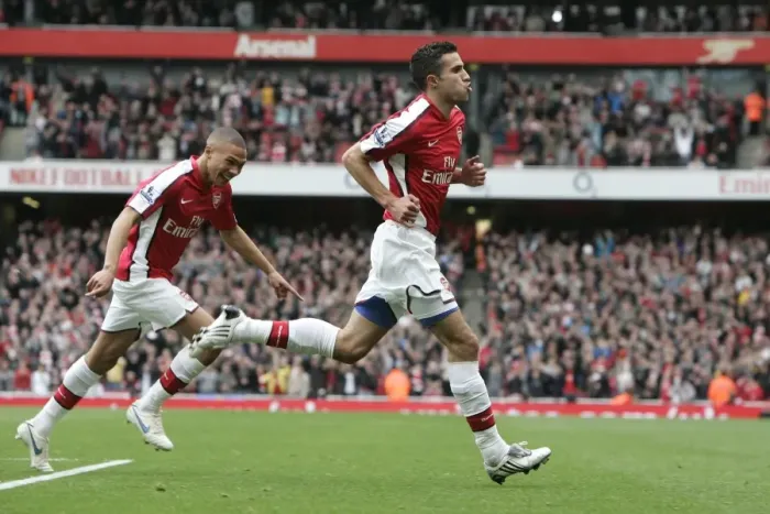 Framed Print : Robin van Persie's Thrilling Goal: Arsenal's Triumph Over Birmingham City (3-1)