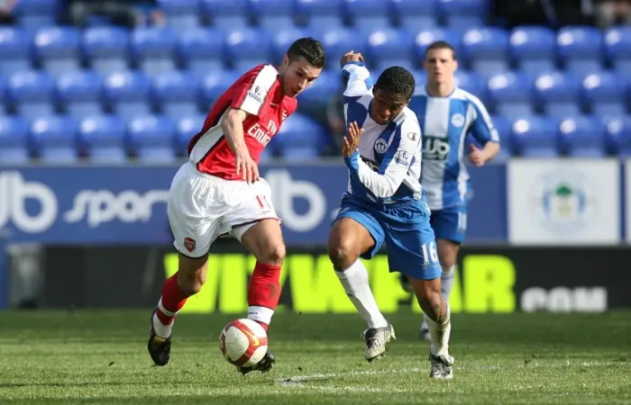 Framed Print : Robin van Persie's Unstoppable Performance: Arsenal's 4-1 Crush of Wigan Athletic (April 11, 2009)