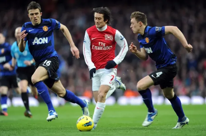 Framed Print : Rosicky Dribbles Past Carrick and Jones: Arsenal vs Manchester United, Premier League 2011-12