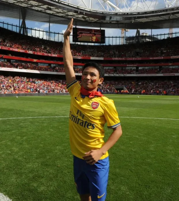 Framed Print : The Running Man's Epic Welcome: Arsenal vs Napoli, Emirates Cup 2013