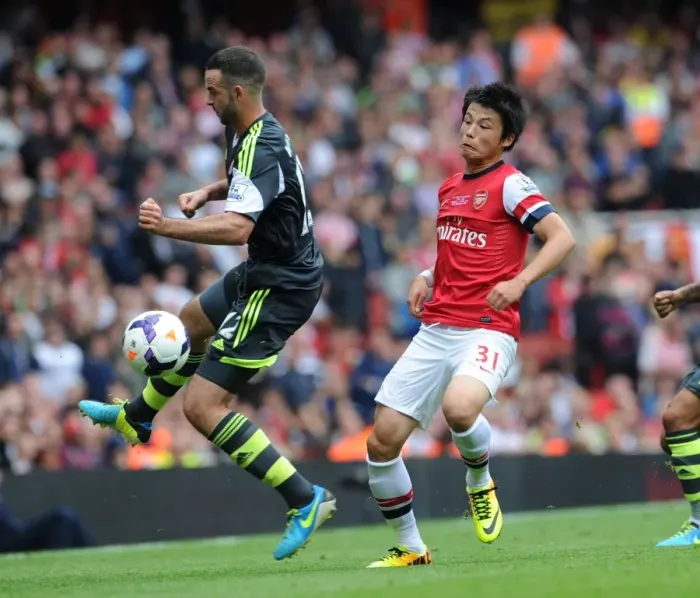 Framed Print : Ryo Miyaichi Outmaneuvers Marc Wilson in Arsenal's Victory over Stoke City Framed Print : Ryo Miyaichi Outmaneuvers Marc Wilson in Arsenal's Victory over Stoke City