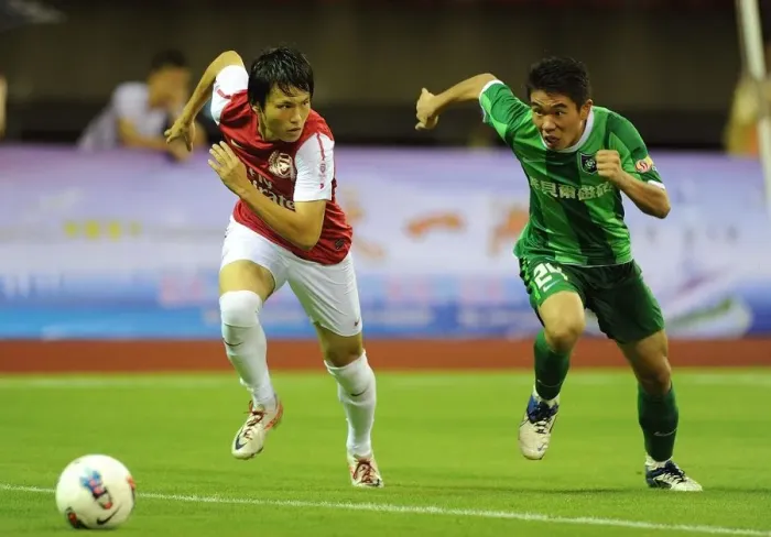 Framed Print : Ryo Miyaichi vs. Liu Bin: Clash in the Far East - Hangzhou Greentown vs. Arsenal Framed Print : Ryo Miyaichi vs. Liu Bin: Clash in the Far East - Hangzhou Greentown vs. Arsenal