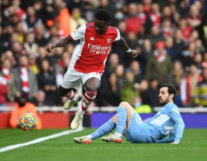 Framed Print : Saka Outsmarts Silva: Arsenal's Star Winger Dazzles Man City in Premier League Clash Framed Print : Saka Outsmarts Silva: Arsenal's Star Winger Dazzles Man City in Premier League Clash