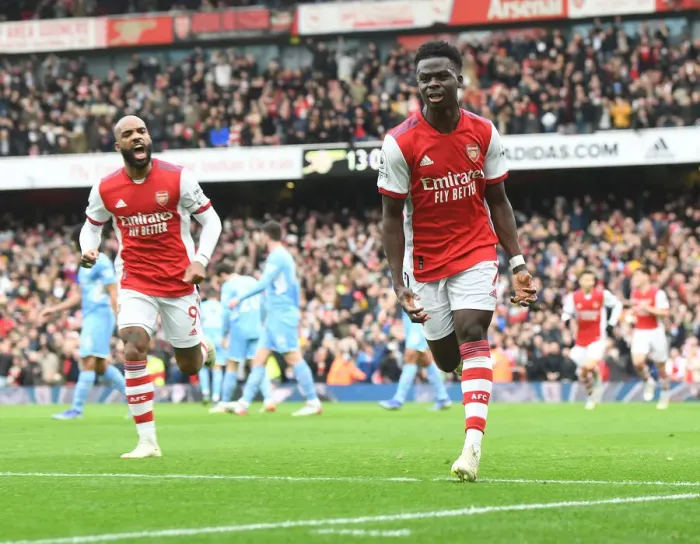 Framed Print : Saka Scores Dramatic Winner: Arsenal Triumphs over Manchester City in Epic Premier League Clash