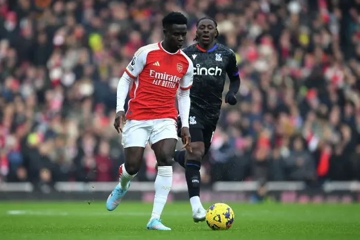 Framed Print : Saka Scores Past Palace: Arsenal Star's Epic Run at Emirates Stadium