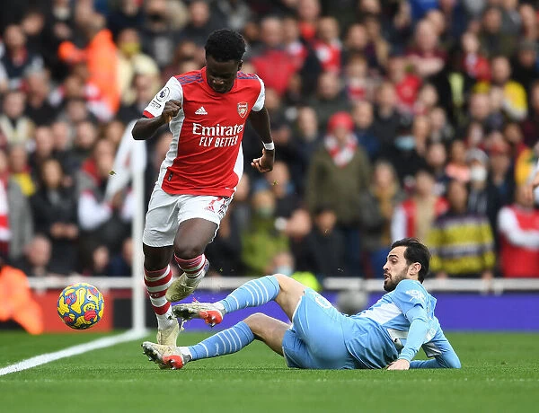 Saka Slices Through Silva: Arsenal's Star Outmaneuvers Manchester City's Bernardo