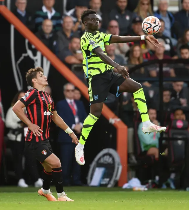 Framed Print : Saka Soars: Arsenal's Bukayo Outjumps Bournemouth's Kerkez in Premier League Clash (AFC Bournemouth vs Arsenal 2023-24)