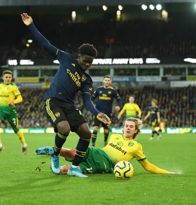 Framed Print : Saka vs. Cantwell: A Premier League Battle at Carrow Road