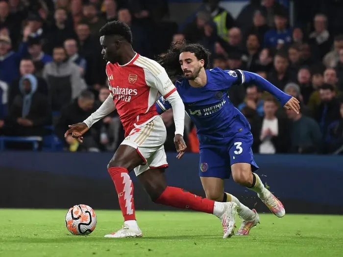 Framed Print : Saka vs Cucurella: Battle at Stamford Bridge - Chelsea vs Arsenal, 2023-24 Premier League