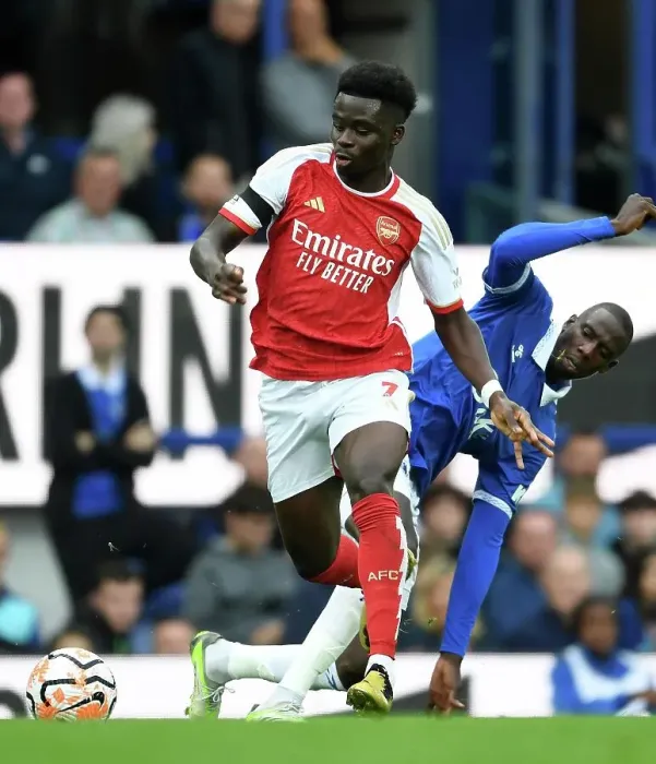 Framed Print : Saka vs Doucoure: Intense Battle at Goodison Park - Everton vs Arsenal, Premier League 2023-24