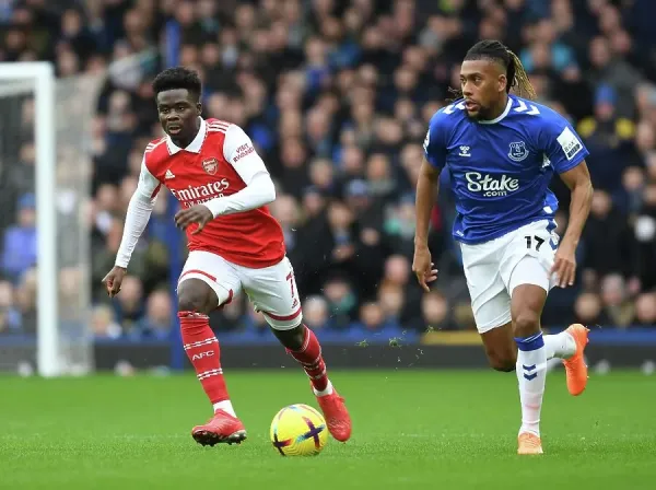 Arsenal FC Print: Saka vs Iwobi at Goodison Art Prints