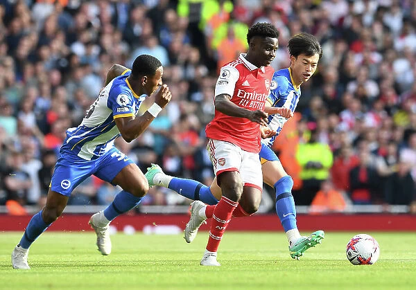 Saka vs Mitoma: Intense Face-Off in Arsenal's Battle Against Brighton (2022-23 Premier League)