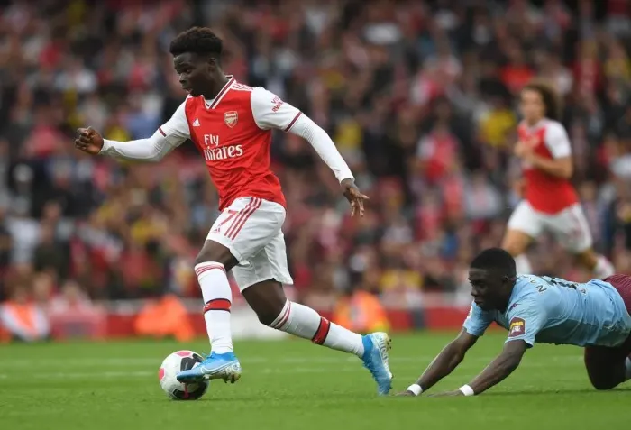 Framed Print : Saka vs. Nakamba: A Premier League Battle at the Emirates