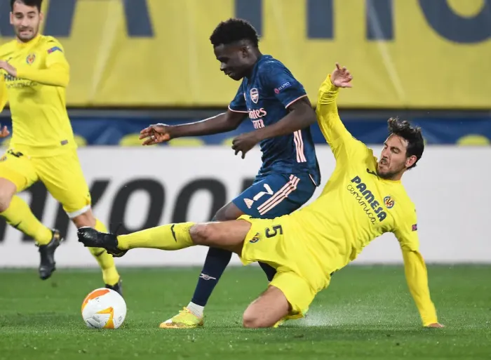 Framed Print : Saka vs Parejo: A Europa League Semi-Final Showdown at Villarreal Framed Print : Saka vs Parejo: A Europa League Semi-Final Showdown at Villarreal