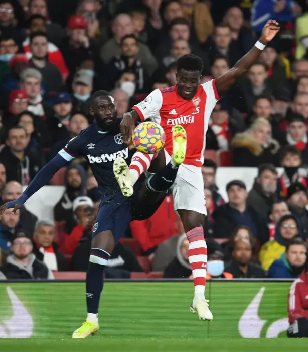 Framed Print : Saka's Skillful Run: Outmaneuvering Masuaku in Arsenal's Premier League Victory