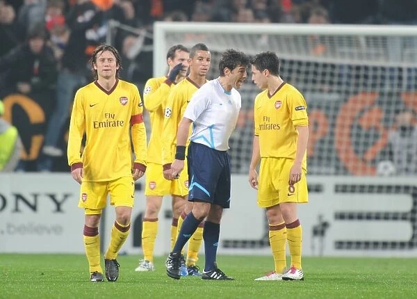 Samir Nasri (Arsenal) clashes with referee Massimo Busacca. Shakhtar Donetsk 2: 1 Arsenal