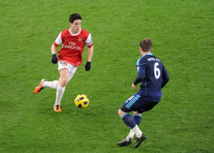 Framed Print : Samir Nasri (Arsenal) Glenn Whelan (Stoke). Arsenal 1: 0 Stoke City. Barclays Premier League Framed Print : Samir Nasri (Arsenal) Glenn Whelan (Stoke). Arsenal 1: 0 Stoke City. Barclays Premier League