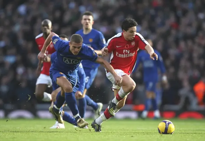 Framed Print : Samir Nasri (Arsenal) Nemanja Vidic (Manchester United)