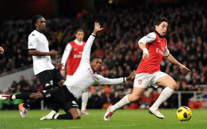 Framed Print : Samir Nasri beats Dickson Etuhu and John Pantsil (Fulham) on his way to scoring his