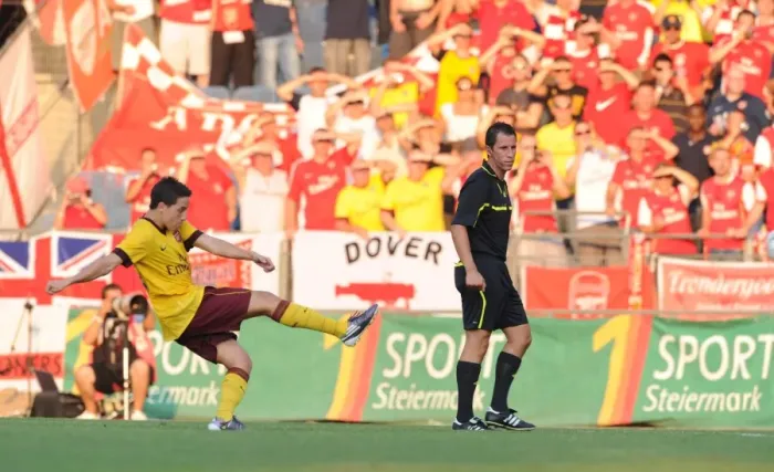 Framed Print : Samir Nasri shoots past Sturm Graz goalkeeper Silvije Cavlina to score the 2nd Arsenal goal