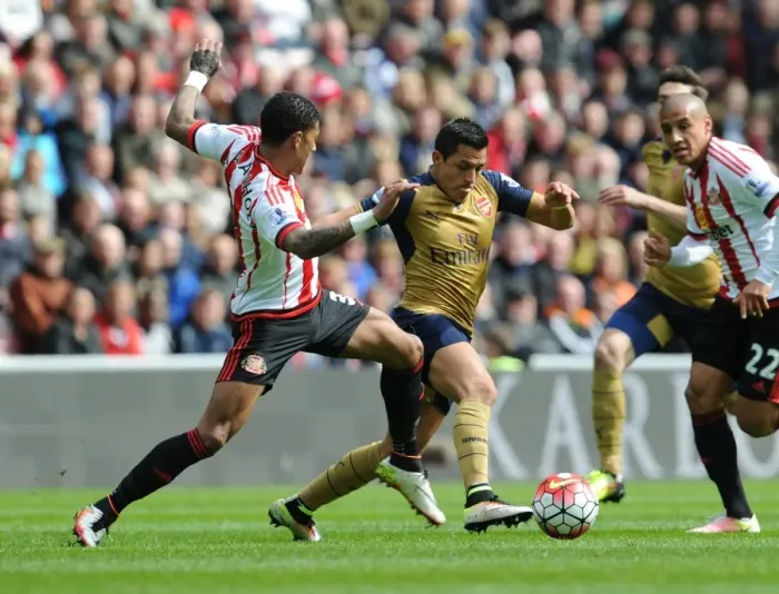 Framed Print : Sanchez vs van Aanholt: A Premier League Battle at Sunderland (2015-16)