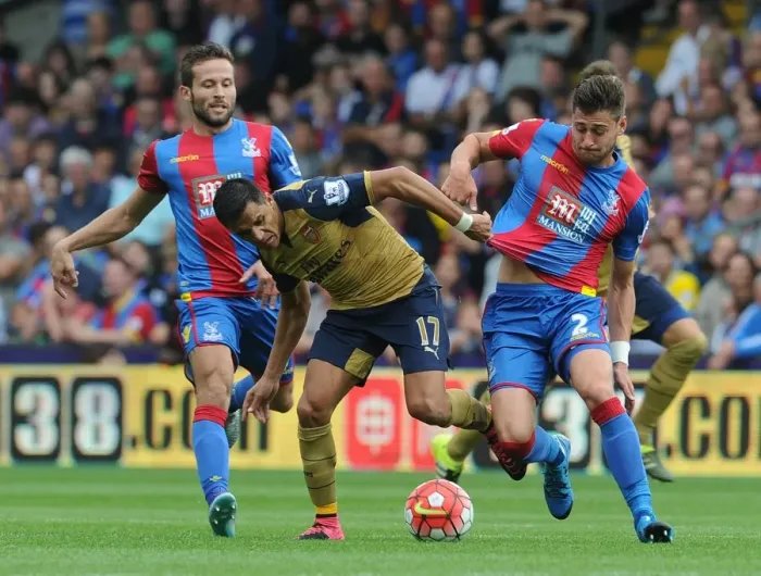 Framed Print : Sanchez's Battle at the Palace: Arsenal Star Clashes with Crystal Palace Defenders