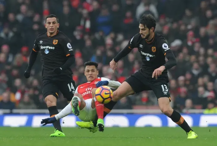 Framed Print : Sanchez's Determined Battle Against Hull Defenders at Emirates Stadium