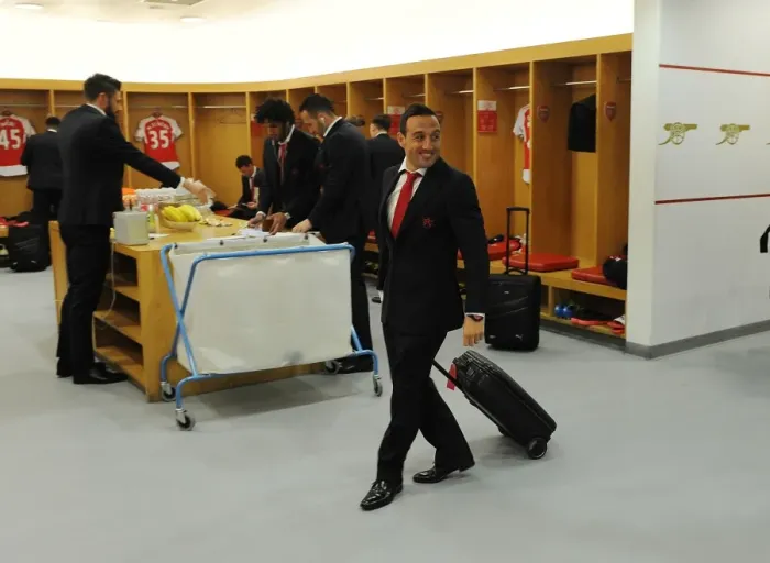 Framed Print : Santi Cazorla in Arsenal Changing Room - Arsenal vs Norwich City (2015-16)