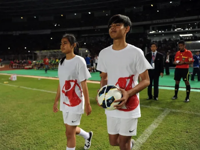 Framed Print : Save the Children ball carriers. Indonesia Dream Team 0: 7 Arsenal. Pre Season Friendly Framed Print : Save the Children ball carriers. Indonesia Dream Team 0: 7 Arsenal. Pre Season Friendly