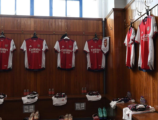 Behind the Scenes: Arsenal's Pre-Season at Ibrox - A Peek into the Gunners Changing Room