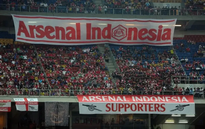 Framed Print : A Sea of Passionate Arsenal FC Fans in Kuala Lumpur (2012-13)