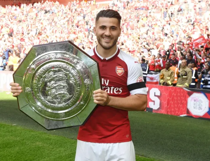 Framed Print : Sead Kolasinac Lifts FA Community Shield after Arsenal's Victory over Chelsea (2017-18)