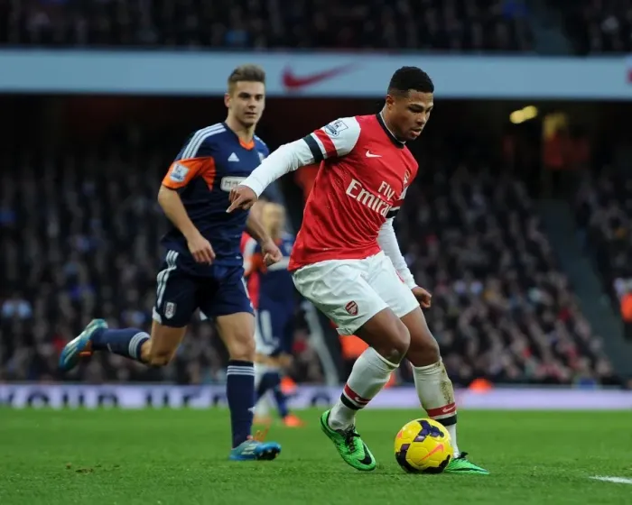 Framed Print : Serge Gnabry (Arsenal) Alexander Kacaniklic (Fulham). Arsenal 2: 0 Fulham. Barclays Premier League