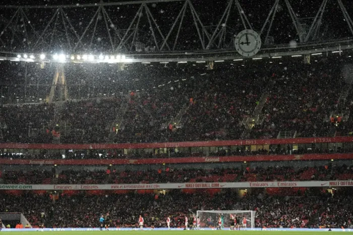 Framed Print : Snow fall during the match. Arsenal 2: 0 Wigan Athletic. Carling Cup, Quarter Final