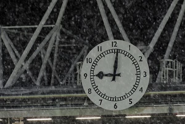 Snow falls across the Clock. Arsenal 2: 0 Wigan Athletic. Carling Cup, Quarter Final