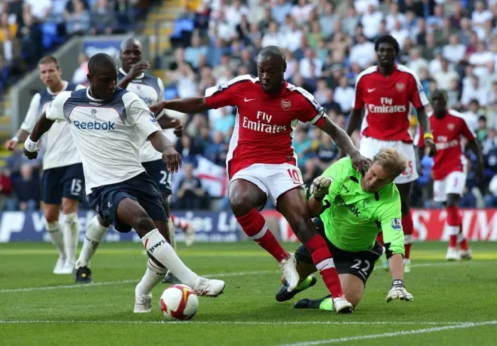 Framed Print : Soccer - Barclays Premier League - Bolton Wanderers v Arsenal - Reebok Stadium Framed Print : Soccer - Barclays Premier League - Bolton Wanderers v Arsenal - Reebok Stadium