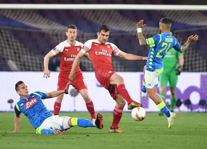 Framed Print : Sokratis Faces Off Against Milik and Chiriches in Intense Napoli vs. Arsenal Europa League Clash
