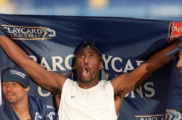 Sol Campbell (Arsenal) celebrates winning the league