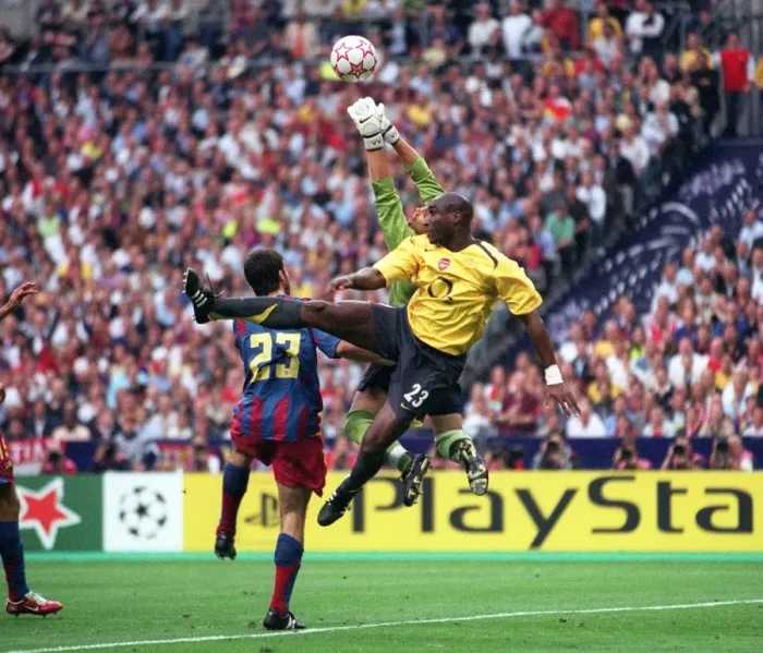 Framed Print : Sol Campbell (Arsenal) challenges Victor Valdes and Oleguer (Barcelona) Framed Print : Sol Campbell (Arsenal) challenges Victor Valdes and Oleguer (Barcelona)