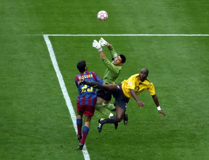 Framed Print : Sol Campbell (Arsenal) Victor Valdes and Oleguer (Barcelona) Framed Print : Sol Campbell (Arsenal) Victor Valdes and Oleguer (Barcelona)