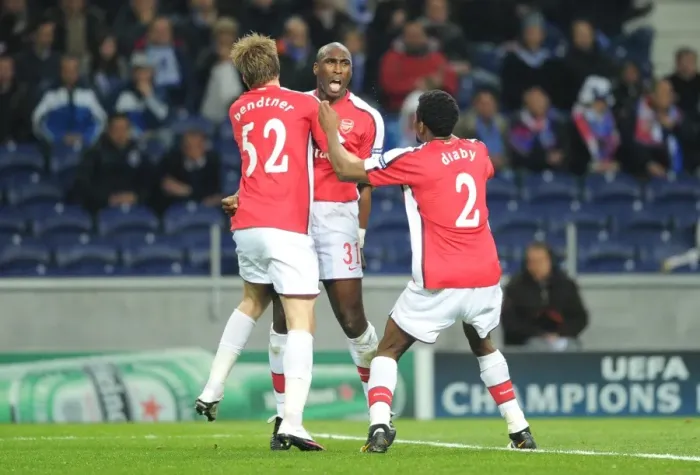 Framed Print : Sol Campbell celebrates scoring the Arsenal goal with Nicklas Bendtner and Abou Diaby