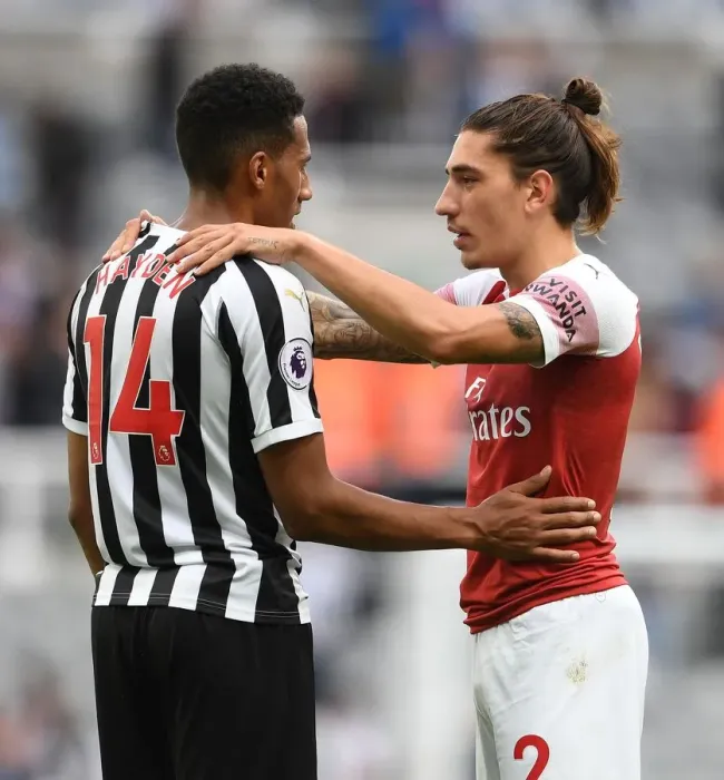 Framed Print : Sportsmanship Shines: Bellerin and Hayden's Heartwarming Post-Match Chat Amidst Newcastle-Arsenal Rivalry (2018-19) Framed Print : Sportsmanship Shines: Bellerin and Hayden's Heartwarming Post-Match Chat Amidst Newcastle-Arsenal Rivalry (2018-19)