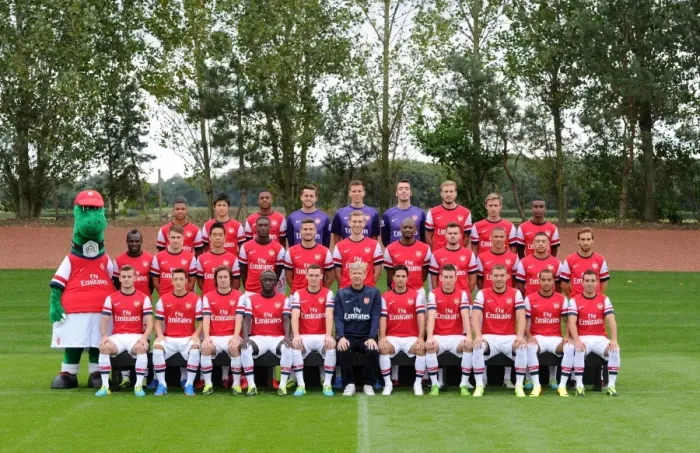 Framed Print : ST ALBANS, ENGLAND - SEPTEMBER 20: Arsenal Squad 2013 / 14 with Gunnersaurus at London Framed Print : ST ALBANS, ENGLAND - SEPTEMBER 20: Arsenal Squad 2013 / 14 with Gunnersaurus at London