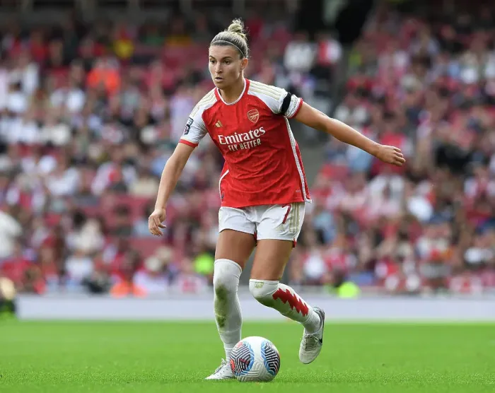 Framed Print : Steph Catley Charges Forward: Arsenal Women Take on Liverpool Women in Super League Showdown (2023-24)