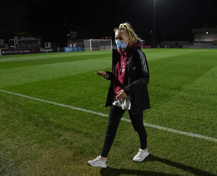 Framed Print : Stina Blackstenius Prepares for Arsenal Women's FA WSL Cup Showdown against Manchester United