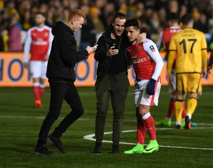 Framed Print : Sutton United vs. Arsenal: The FA Cup Shock - Alexis Sanchez's Selfie with Fans