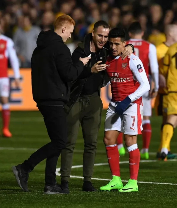Framed Print : Sutton United vs. Arsenal: The FA Cup Upset - Alexis Sanchez's Selfie with Fans