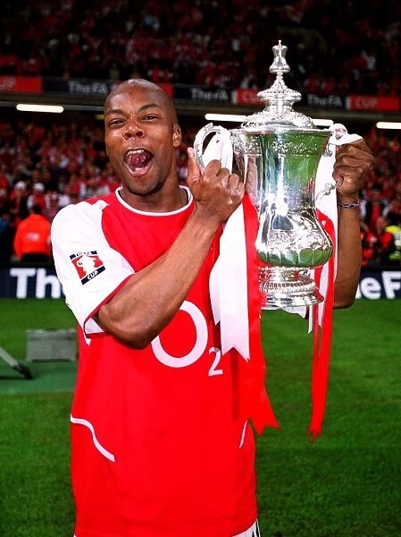 Sylvain Wiltord (Arsenal) with the FA Cup Trophy. Arsenal 1:0 Southampton